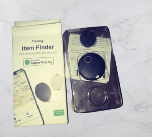 قطعه تتبع Tikotag، والذي يعمل مع ميزة "Find My" من Apple