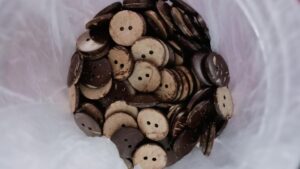 Colorful 30 pcs 17mm Wooden Sewing Buttons Wood Buttons Apparel Supplies Accessories 2-Holes Vivid (Color: 17 mm)-B0DYFCSKB8