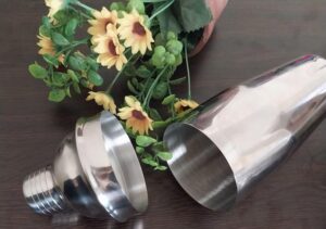 خلاط كوكتيل من الفولاذ المقاوم للصدأ - طقم مكون من 3 قطع مع مصفاة مدمجة - خلاط مشروبات احترافي للاستخدام المنزلي أو البار - 25 سم-B0FR2CGBRW