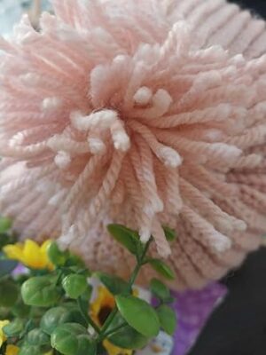 قبعة شتوية دافئة مصنوعة يدويًا مع بوم بوم للنساء والفتيات (وردي)-B0FSDG4CKT