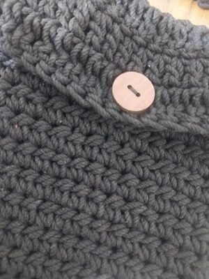 (قطعة واحدة) حقيبة كروس بودي كروشيه يدوية الصنع بأزرار خشبية - حقيبة كتف صغيرة 14×18 سم - أسود-B0FSCY7NSZ