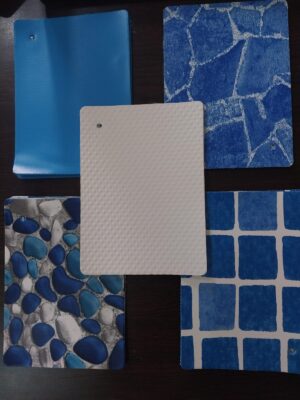 ورق حائط أو لاينر حمام سباحة بنقشة مربعات زرقاء وبيضاء.ورق حائط بنقشة فسيفساء -1متر-قطعه واحده