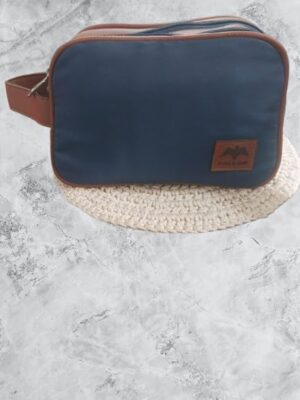 حقيبة سفر فاخرة بحجرتين لمستلزمات العناية الشخصية للرجال والنساء | طقم أدوات زينة أزرق داكن مقاوم للماء مع حواف من الجلد الصناعي البني | أنيقة (24×14 سم)-B0FTX51X8F