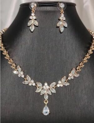 طقم أنيق من قلادة وأقراط من الكريستال المطلي بالذهب للنساء - طقم مجوهرات بتصميم ورقة شجر بطول 25 سم-B0FV2S7Q4C