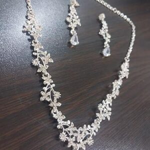 طقم مجوهرات نسائي فاخر - قلادة وأقراط من الكريستال بطول 25 سم - تصميم أنيق مطلي بالفضة لحفلات الزفاف والمناسبات الخاصة-B0FTZ3WLSQ