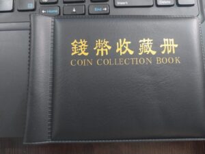 حامل عملات محمول من الجلد الصناعي الأسود مزود بـ 60 جيبًا | منظم صغير (10×14 سم) هدية مثالية لهواة جمع العملات-B0FTX4VCGG