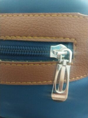 حقيبة سفر فاخرة بحجرتين لمستلزمات العناية الشخصية للرجال والنساء | طقم أدوات زينة أزرق داكن مقاوم للماء مع حواف من الجلد الصناعي البني | أنيقة (24×14 سم)-B0FTX51X8F