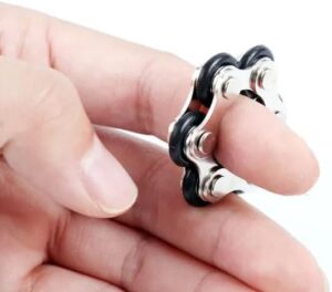 سلسلة مفاتيح معدنية ثلاثية الأبعاد للرجال والنساء - ألوان عشوائية متعددة-B0G2GSW1Z3