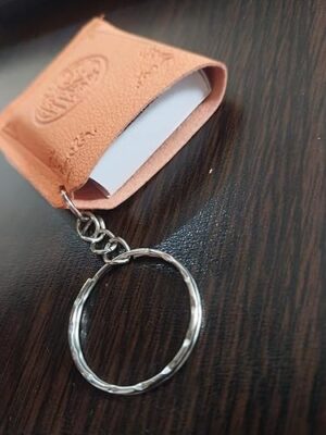 سلسلة مفاتيح صغيرة على شكل قرآن كريم مع حقيبة جلدية أنيقة - B0G2JH44JL