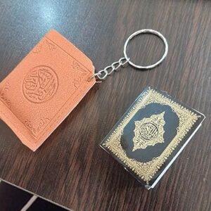71KY4GgbDnL._AC_SY500_ سلسلة مفاتيح صغيرة على شكل قرآن كريم مع حقيبة جلدية أنيقة - B0G2JH44JL