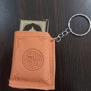 71Q0epJIqGL._AC_SY500_ سلسلة مفاتيح صغيرة على شكل قرآن كريم مع حقيبة جلدية أنيقة - B0G2JH44JL