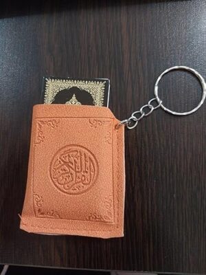 سلسلة مفاتيح صغيرة على شكل قرآن كريم مع حقيبة جلدية أنيقة - B0G2JH44JL