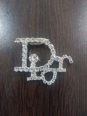 دبوس بروش كريستال فاخر - شعار مستوحى من مصمم أنيق (للنساء)-B0G2SNYYR4