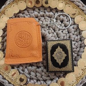 81HHv+3OqUL._AC_SY500_ سلسلة مفاتيح صغيرة على شكل قرآن كريم مع حقيبة جلدية أنيقة - B0G2JH44JL