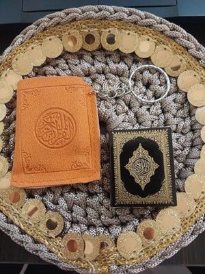 سلسلة مفاتيح صغيرة على شكل قرآن كريم مع حقيبة جلدية أنيقة - B0G2JH44JL