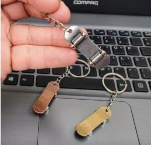 سلسلة مفاتيح لوح تزلج مصغرة بلون ذهبي وردي/نحاسي