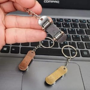 سلسلة مفاتيح لوح تزلج مصغرة بلون ذهبي وردي/نحاسي