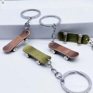 سلسلة مفاتيح لوح تزلج مصغرة بلون ذهبي وردي/نحاسي