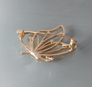 دبوس بروش بجناح فراشة مجوف أنيق للنساء (قطعة واحدة) | تصميم حديث وبسيط باللون الذهبي |