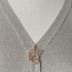 51QfkWjSG5L._AC_ دبوس بروش بجناح فراشة مجوف أنيق للنساء (قطعة واحدة) | تصميم حديث وبسيط باللون الذهبي |