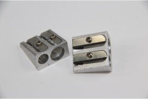 مبراة أقلام رصاص معدنية مزدوجة - فتحتان مثالية لأقلام الرصاص القياسية والجامبو، للمدارس والمكاتب والفنانين.