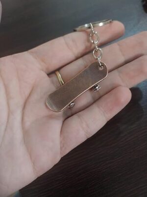 سلسلة مفاتيح لوح تزلج مصغرة بلون ذهبي وردي/نحاسي