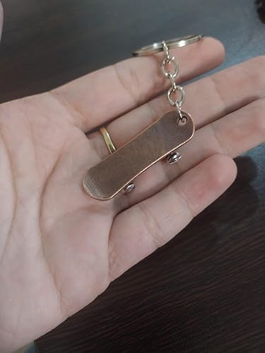 سلسلة مفاتيح لوح تزلج مصغرة بلون ذهبي وردي/نحاسي