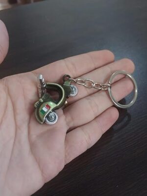 سلسلة مفاتيح ثلاثية الأبعاد على شكل دراجة نارية،  معدنية للرجال والنساء - متعددة الألوان