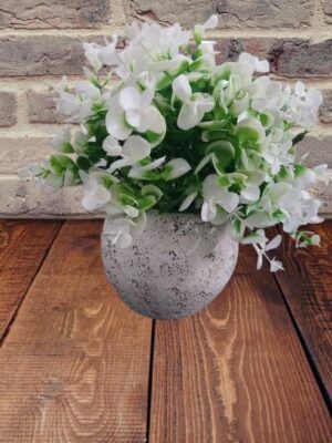 نبتة اصطناعية أنيقة في وعاء أسمنتي ريفي عصري