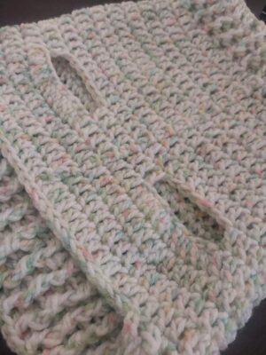 سترة كلاب كروشيه مصنوعة يدويًا بفتحات أرجل محيط الرقبة