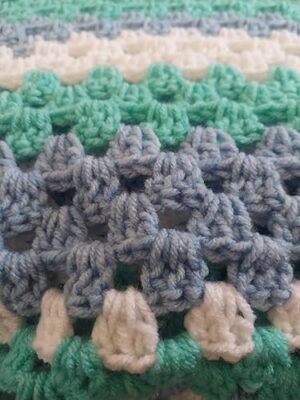 شال كروشيه الجدة مصنوع يدويًا - التفاف مثلث أزرق وأبيض وأزرق عرض 150، طول 84-B0G4RNJZ31