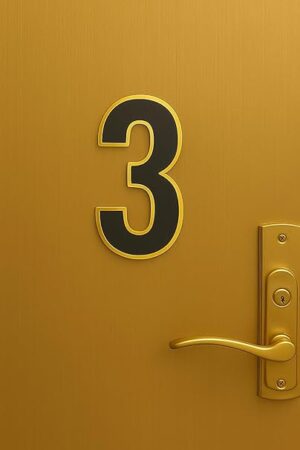 رقم باب شقة، لون أسود بإطار ذهبي، مزود بخيار التركيب باللون الأبيض، طول 9 سم * عرض 5 سم