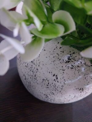 نبتة اصطناعية أنيقة في وعاء أسمنتي ريفي عصري