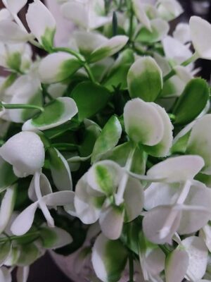 نبتة اصطناعية أنيقة في وعاء أسمنتي ريفي عصري