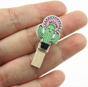 مجموعة مشابك صور خشبية لطيفة على شكل قطة محبة مع خيط - مشابك زخرفية للصور والملاحظات والأعمال اليدوية - لون عشوائي