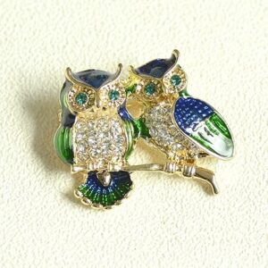 روش مزخرف  مرصع بأحجار الراين الكريستالية متعددة الألوان، بتصميم طاووس وفراشة