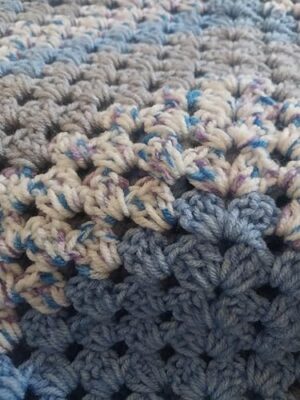 شال كروشيه صناعة يدوية - تصميم مميز مخطط باللونين الأزرق والرمادي العرض 150 والطول 84-B0G4RRBGNJ