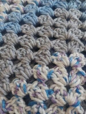 شال كروشيه صناعة يدوية - تصميم مميز مخطط باللونين الأزرق والرمادي العرض 150 والطول 84-B0G4RRBGNJ