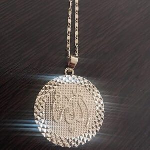 71u6lvAdojL._AC_SY500_ قلادة ذهبية اللون تحمل اسم الله - سحر إسلامي أنيق للرجال والنساء-B0G4JV2HZJ