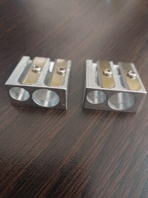 مبراة أقلام رصاص معدنية مزدوجة - فتحتان مثالية لأقلام الرصاص القياسية والجامبو، للمدارس والمكاتب والفنانين.