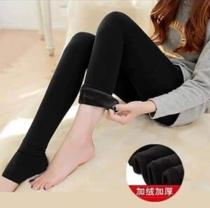 بنطلون  ضيق مبطن بالفرو، بكعب خاص لأجواء الشتاء. مبطن بالفرو من الداخل لمزيد من الدفء، بتصميم مميز. مقاس واحد - أسود