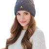 قبعة شتوية نسائية - حياكة كابل أنيقة مع زينة خرز وكرة من الفرو الصناعي - قبعة مريحة وأنيقة ودافئة