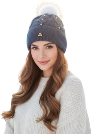 قبعة شتوية نسائية - حياكة كابل أنيقة مع زينة خرز وكرة من الفرو الصناعي - قبعة مريحة وأنيقة ودافئة