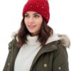 قبعة شتوية نسائية - حياكة كابل أنيقة مع زينة خرز وكرة من الفرو الصناعي - قبعة مريحة وأنيقة ودافئة