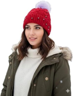 قبعة شتوية نسائية - حياكة كابل أنيقة مع زينة خرز وكرة من الفرو الصناعي - قبعة مريحة وأنيقة ودافئة