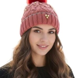 قبعة شتوية نسائية - حياكة كابل أنيقة مع زينة خرز وكرة من الفرو الصناعي - قبعة مريحة وأنيقة ودافئة