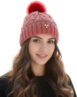 قبعة شتوية نسائية - حياكة كابل أنيقة مع زينة خرز وكرة من الفرو الصناعي - قبعة مريحة وأنيقة ودافئة