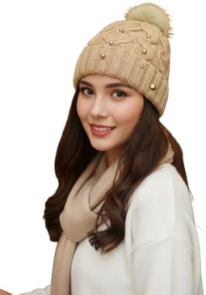 قبعة شتوية نسائية - حياكة كابل أنيقة مع زينة خرز وكرة من الفرو الصناعي - قبعة مريحة وأنيقة ودافئة