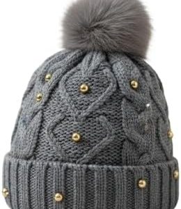 قبعة شتوية نسائية - حياكة كابل أنيقة مع زينة خرز وكرة من الفرو الصناعي - قبعة مريحة وأنيقة ودافئة