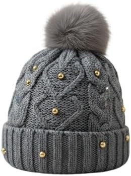 قبعة شتوية نسائية - حياكة كابل أنيقة مع زينة خرز وكرة من الفرو الصناعي - قبعة مريحة وأنيقة ودافئة 1 قبعة شتوية نسائية - حياكة كابل أنيقة مع زينة خرز وكرة من الفرو الصناعي - قبعة مريحة وأنيقة ودافئة